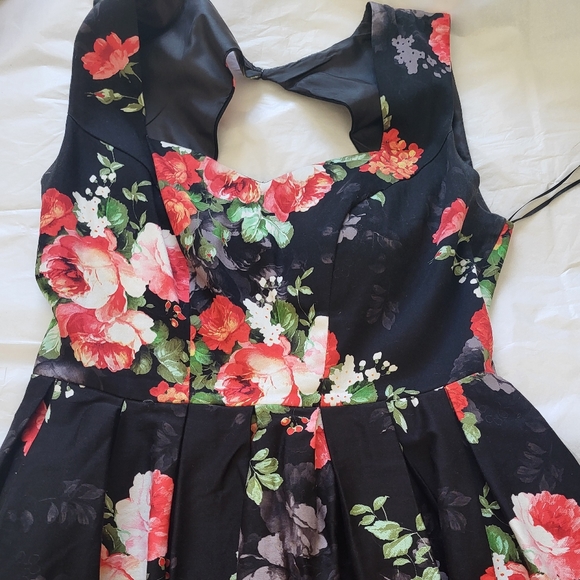 Suzy Shier Black Floral Sweetheart Dress - Picture 4 of 5